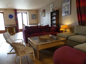 VIC-de-CHASSENAY : غرفة معيشة مع أريكة وطاولة قهوة