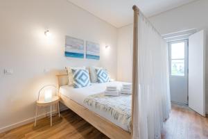 - une chambre blanche avec un lit et une fenêtre dans l'établissement GuestReady - Bay Watch, à Porto