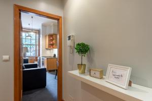 - un salon avec un canapé et une plante sur une étagère dans l'établissement GuestReady - City Blossom, à Porto