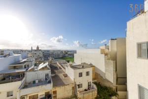 Nespecifikovaný výhled na destinaci Luqa nebo výhled na město při pohledu z apartmánu