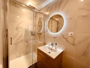 een badkamer met een wastafel en een douche bij Le Sweet Terracotta in Montluçon