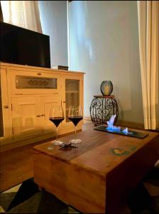 two glasses of wine sitting on a coffee table at Suite Lavanda in Santo Antônio do Pinhal