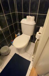 baño con aseo y rollos de papel higiénico en Dublin Airport Big rooms with bathroom outside room - kitchen only 7 days reservation en Dublín