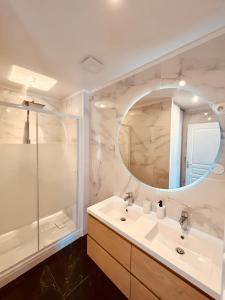 La salle de bains est pourvue d'un lavabo et d'un miroir. dans l'établissement Le Blue Sight, à Montluçon