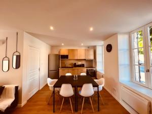 - une cuisine et une salle à manger avec une table et des chaises dans l'établissement Le Blue Sight, à Montluçon