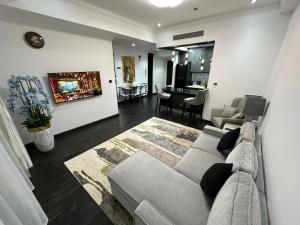 sala de estar con sofá y sala de estar con mesa. en Stay in the Luxury Marina Crown Tower walk to Barasti Beach en Dubái