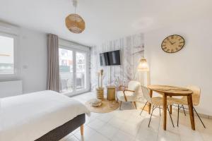 Μια τηλεόραση ή/και κέντρο ψυχαγωγίας στο Cocoon de Luxe - Oasis Paris Lisbonne