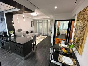 un salon avec une cuisine et une salle à manger dans l'établissement Stay in the Luxury Marina Crown Tower walk to Barasti Beach, à Dubaï