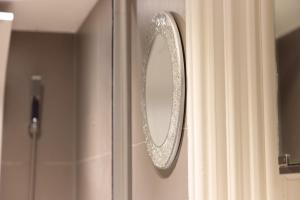 een spiegel op een deur met een douchegordijn bij Charming 1-Bed Apartment in London in Londen