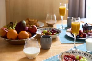 een tafel met fruitschalen en glazen melk bij Charming 1-Bed Apartment in London in Londen