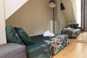 een woonkamer met een bed en een bank bij Charming 1-Bed Apartment in London in Londen