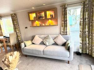 sala de estar con sofá y almohadas en Impeccable 2-Bed Lodge in Preston hot hub, en Preston