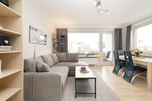 uma sala de estar com um sofá e uma mesa em Ferienwohnung 18 mit Balkon im Haus Achtern Diek em Grömitz