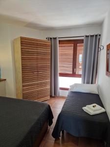 a bedroom with two beds and a window at Apartamentos Wundermar in Torredembarra