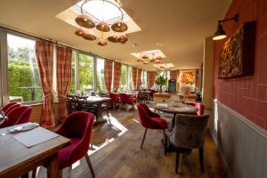 een restaurant met tafels, stoelen en ramen bij Crown & Punchbowl in Cambridge
