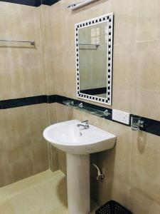 a bathroom with a sink and a mirror at Sahasna Holiday Home in Diyatalawa