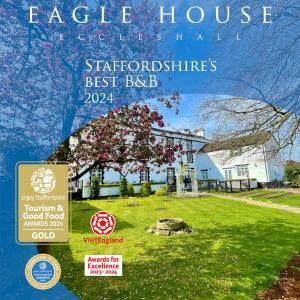 Eccleshall的住宿－Eagle House - award winning luxury B&B and Apartment，书封,书封,书封,书封,书封在院子里有树