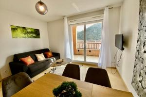 ein Wohnzimmer mit Sofa und Tisch in der Unterkunft Les Naïades H38 - 2 bedrooms for 6 people ! in Avène