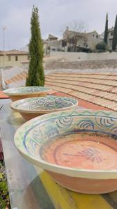 uma fila de tigelas sentadas em cima de uma mesa em APCH V7 Torreón em Chinchón