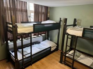 Bunk bed o mga bunk bed sa kuwarto sa Amsterdam Hostel Uptown