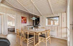 uma sala de jantar com mesa e cadeiras em Nice Home In Nordborg With Sauna em Nordborg