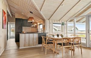 una cucina e una sala da pranzo con tavolo e sedie di Holiday Home Vinkelbæk a Nordborg