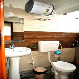 ein Bad mit einem WC und einem Waschbecken in der Unterkunft Goroomgo Kasturi Palace Darjeeling - Luxury Room with Parking Facilities - Best Seller in Darjeeling