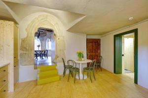 a dining room with a table and chairs at FortiVacation - Curciu in Curciu