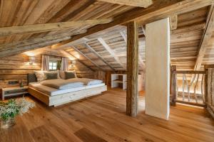 ein Schlafzimmer in einem Blockhaus mit einem Bett in der Unterkunft Almchalet zu Pruggern bey FeWo-PLAN in Pruggern