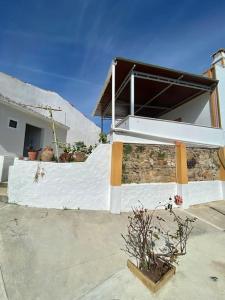 un edificio blanco con una rampa delante en Casa Ti Barbara, en Cachopo