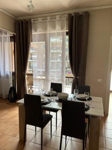 una sala da pranzo con tavolo, sedie e finestra di Collina Fleming 32 a Roma