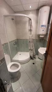 W łazience znajduje się prysznic, toaleta i umywalka. w obiekcie Студио Костови Имоти w Swetim Własie