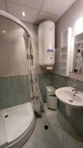W łazience znajduje się toaleta z prysznicem i umywalka. w obiekcie Студио Костови Имоти w Swetim Własie