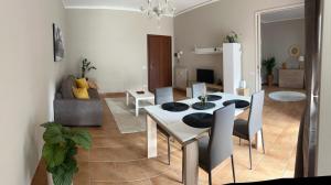 sala de estar con mesa blanca y sillas en Collina Fleming 32 en Roma