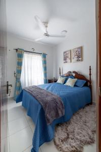 1 dormitorio con cama azul y manta azul en Beautiful 2-Bed Apartment in Mombasa, en Mombasa
