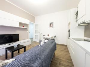 sala de estar con sofá y TV en Realkasa Creti Apartment, en Bolonia
