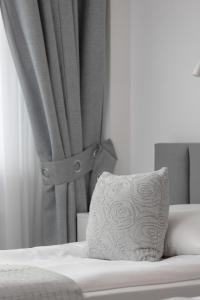 Llit o llits en una habitació de Comfortable Apartment with Balcony in Krakow by Rent like home