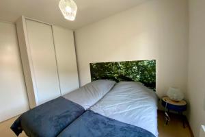 a bedroom with a bed in a room with at Les Naïades I50 - 2 bedrooms for 5 people ! in Avène