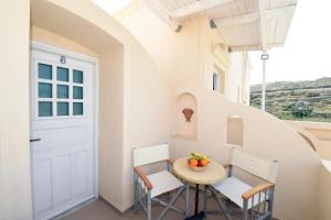 une petite salle à manger avec une table et des chaises dans l'établissement Leon Lux Apartments, à Perivolos