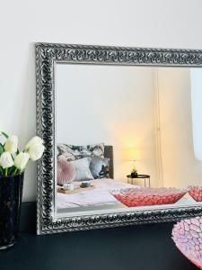 espejo que refleja una cama en un dormitorio en Apartman Classy Pécs, en Pécs