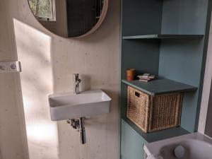 bagno con lavandino e specchio di Holz-Hannes a Mittenwalde