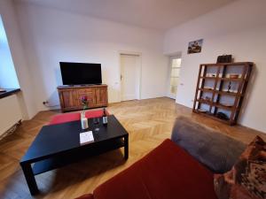 uma sala de estar com um sofá e uma mesa em Apartmán Sarlot (13) em Bratislava