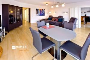庫克斯港的住宿－Am Seedeich 14, AS1，用餐室以及带桌椅的起居室。