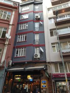 Un grand bâtiment avec des personnes debout devant lui dans l'établissement KADIKÖY BRISTOL HOTEL, à Istanbul