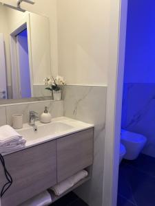 une salle de bain avec un lavabo et un miroir dans l'établissement Confortable Room - 5, à Milan