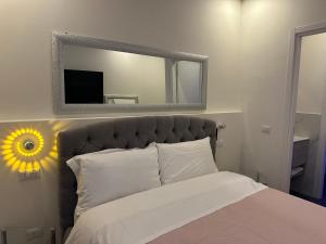 - une chambre avec un grand miroir au-dessus d'un lit dans l'établissement Confortable Room - 5, à Milan