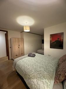 Säng eller sängar i ett rum på Marylebone Two Bed