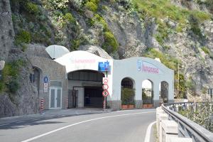 un distributore di benzina sul fianco di una montagna di Casa Maddy Amalfi Coast ad Atrani