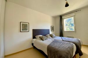 a bedroom with a bed and a window at Les Naïades C08 - 2 bedrooms for 5 people ! in Avène