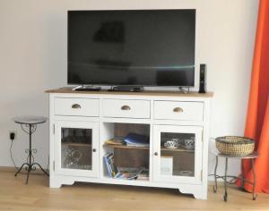 a white cabinet with a television on top of it at Ferienwohnung Kurparkblick in Bad Windsheim